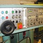 Bruska hrotová univerzální s elektronicky řízeným přísuvem